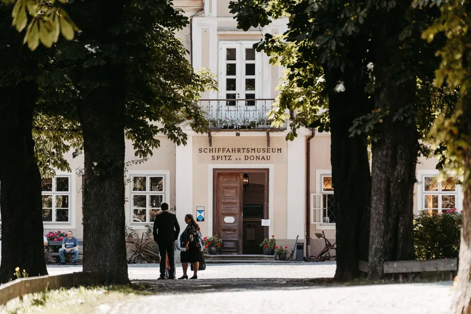 Hochzeit Spitz Wachau – Brautpaar beim entspannten Paarshooting in den Weinbergen
