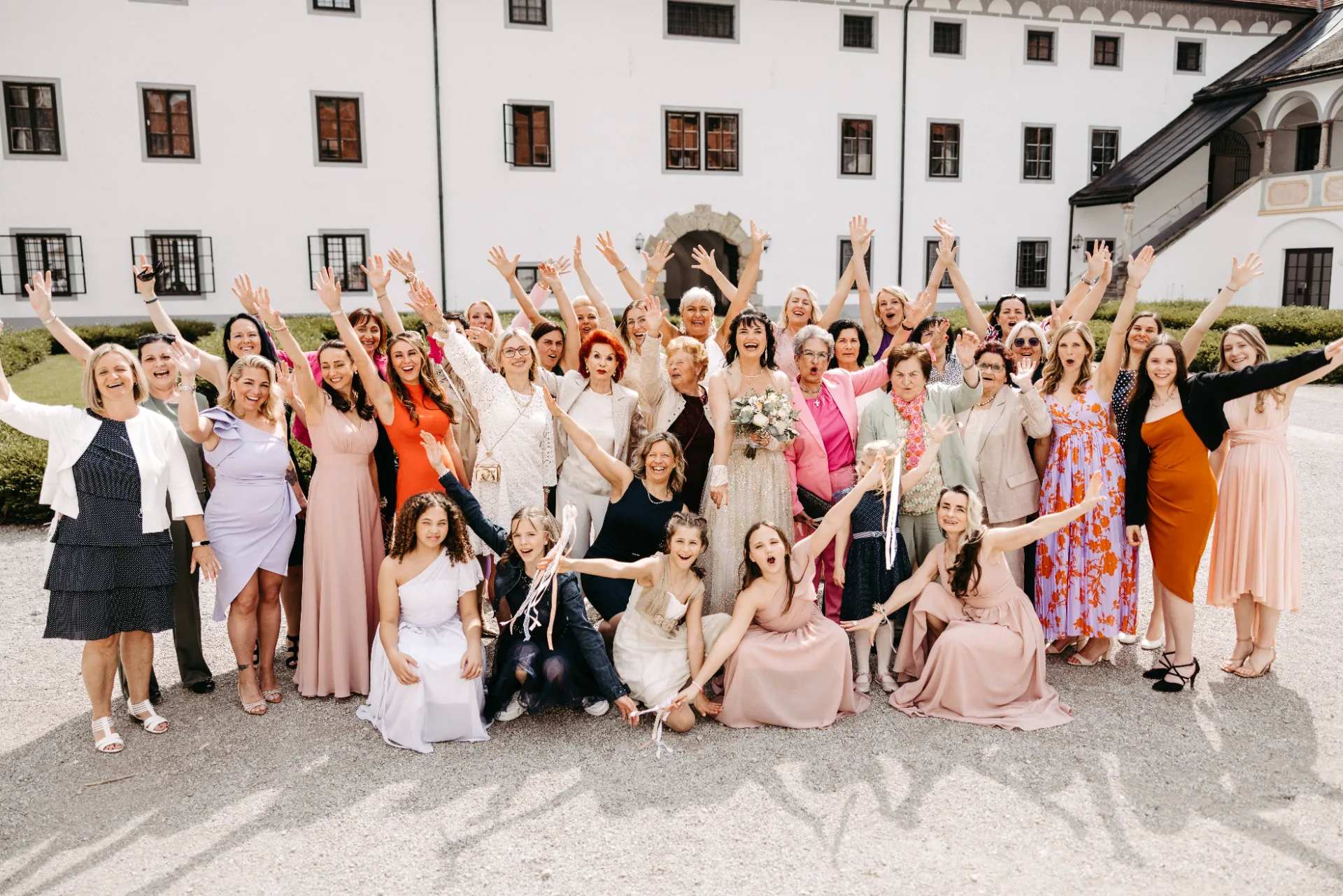 Hochzeit in der Kartause Gaming im südlichen Mostviertel, Brautpaar im Innenhof der Klosteranlage