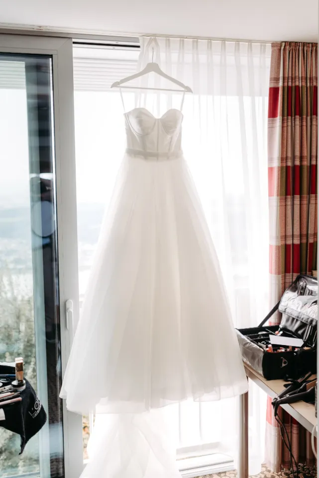 gäste beim essen in entspannter atmosphäre bei einer Hochzeit
