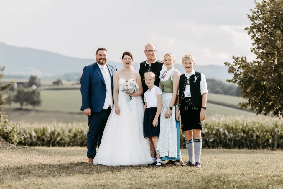 stimmungsszene vor dem nächsten programmpunkt bei einer Hochzeit