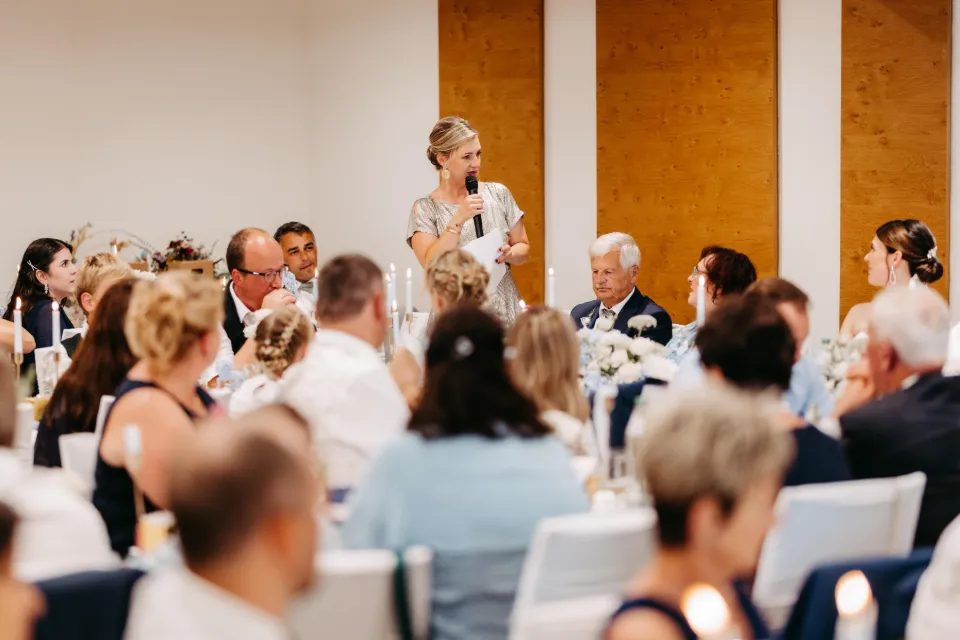 stimmiges weitwinkelbild mit atmosphäre bei einer Hochzeit