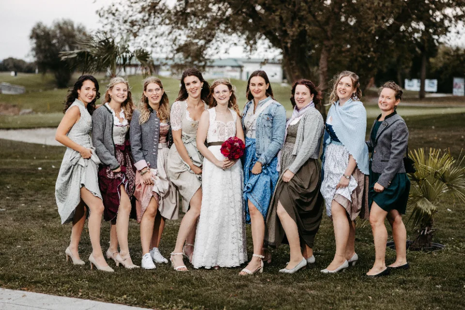 Brautpaar bei einer Hochzeit in Österreich – Ratgeber zu Hochzeitsfilm-Kosten