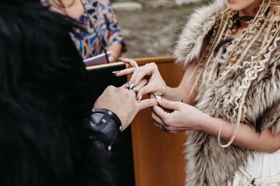 Hochzeit planen – entspanntes Brautpaar am Hochzeitstag