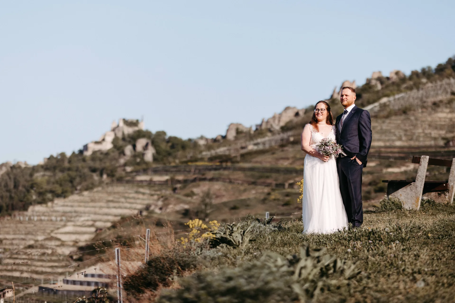 Hochzeit in Dürnstein in der Wachau mit Blick auf Stiftskirche und Donau