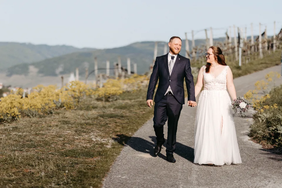Hochzeit in Dürnstein – romantische Gasse mit Blick auf den blauen Kirchturm