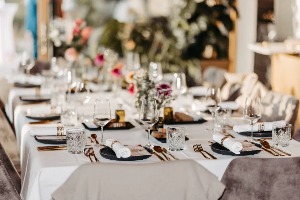 Monika und Hans bei ihrer Hochzeit im Schloss Grafenegg