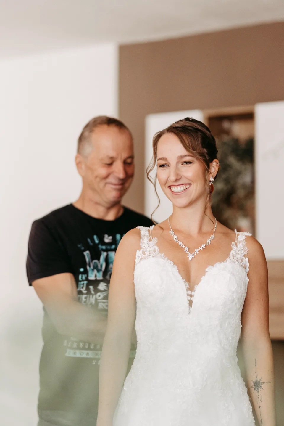 blick durch den raum auf sitzlogik als authentischer Hochzeitsmoment