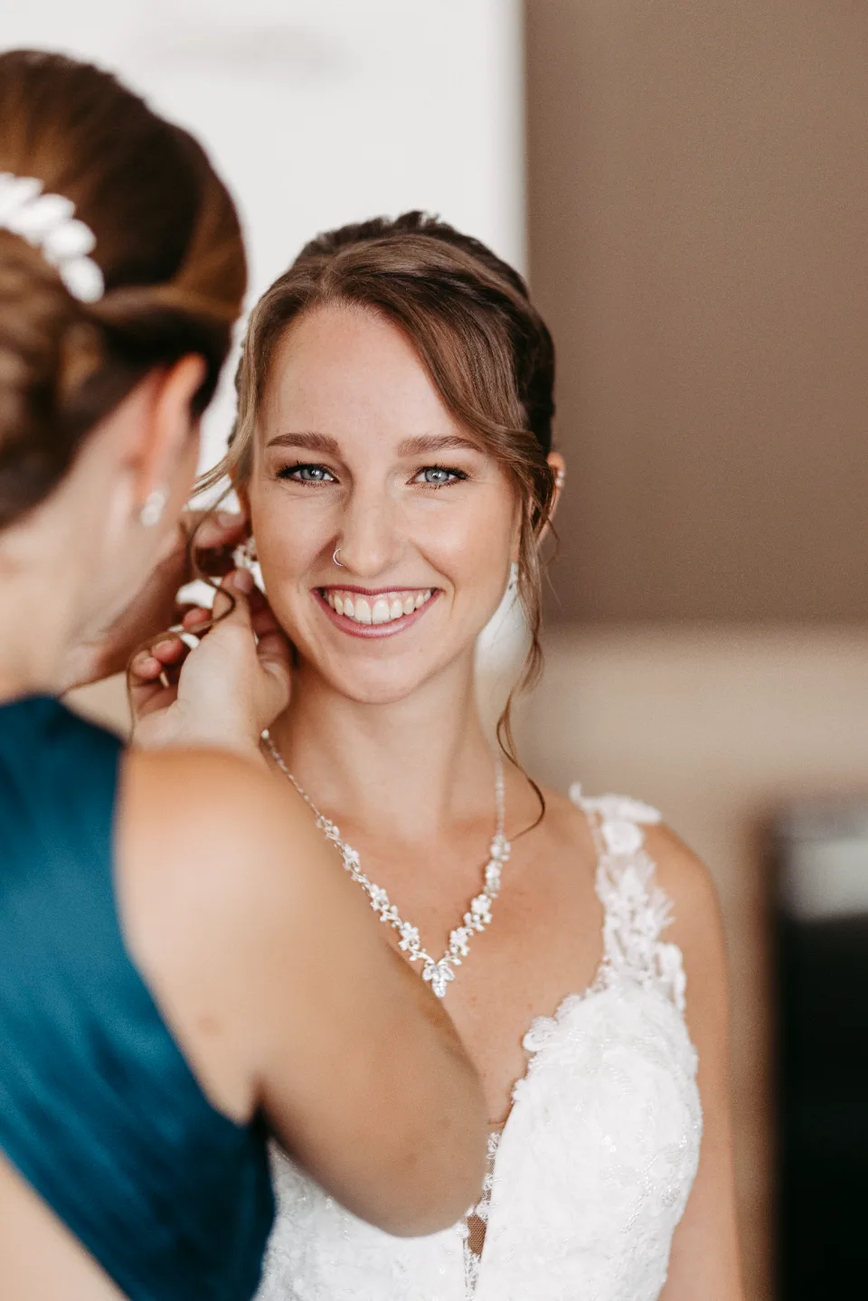 golden-hour-licht an echter location als authentischer Hochzeitsmoment