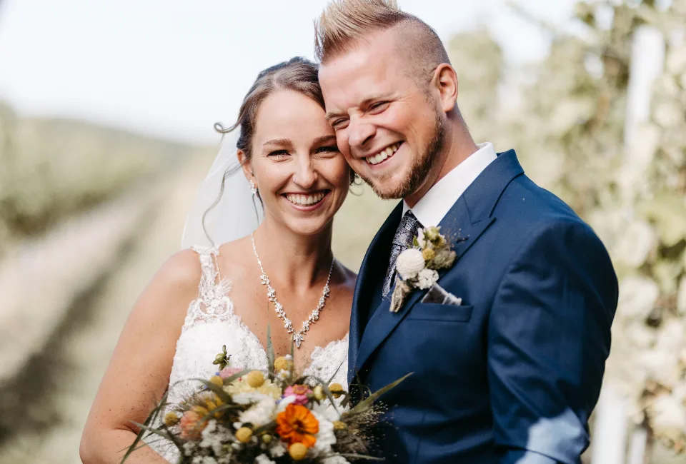 papeterie mit blumen oder tischdetail als authentischer Hochzeitsmoment