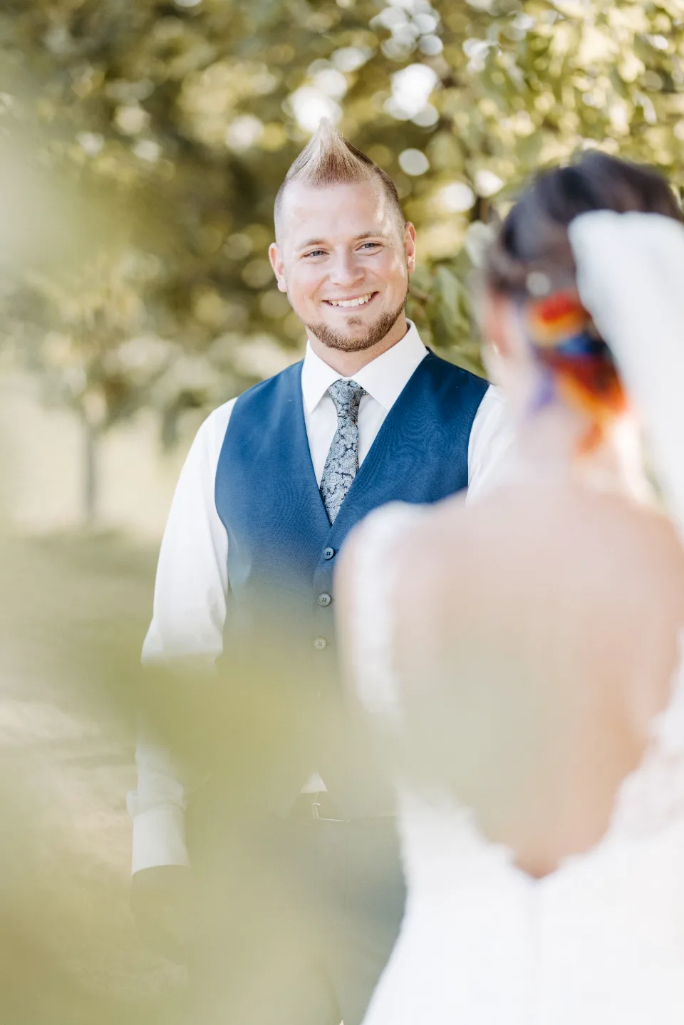 detail von programm und papeterie als authentischer Hochzeitsmoment