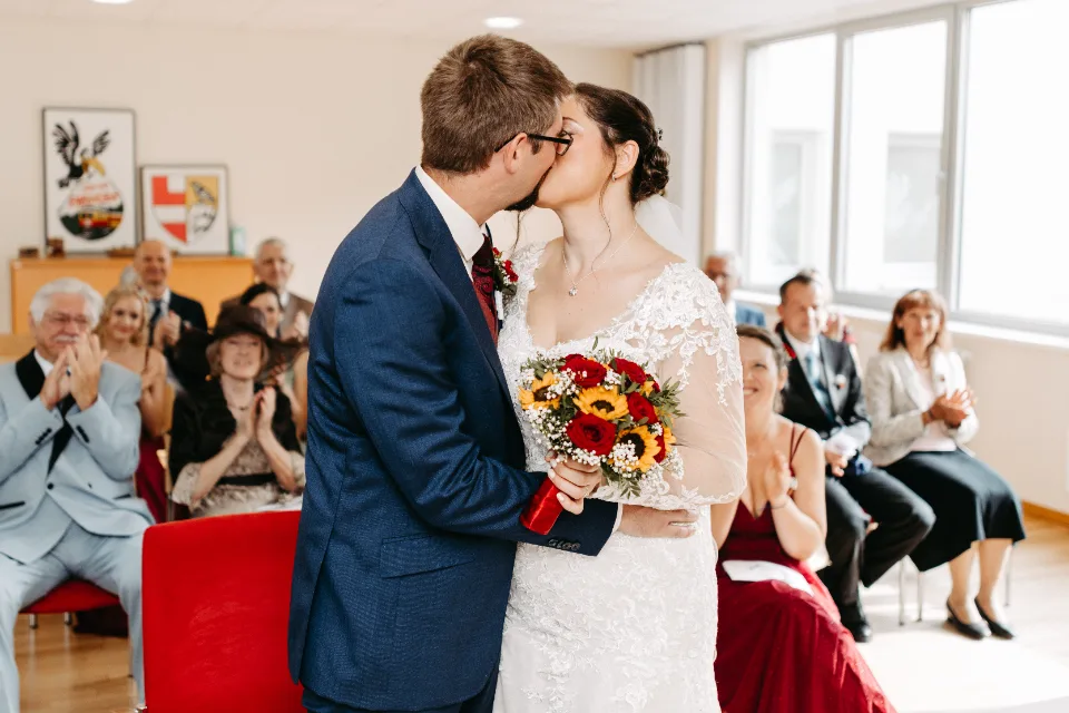Hochzeit am Gurhof – Brautpaar beim Paarshooting im Garten