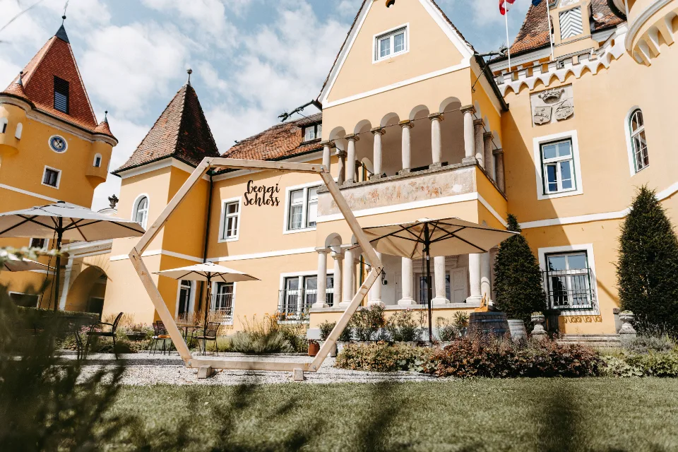 garten-, hof- oder stadtszene bei einer hochwertigen Hochzeit