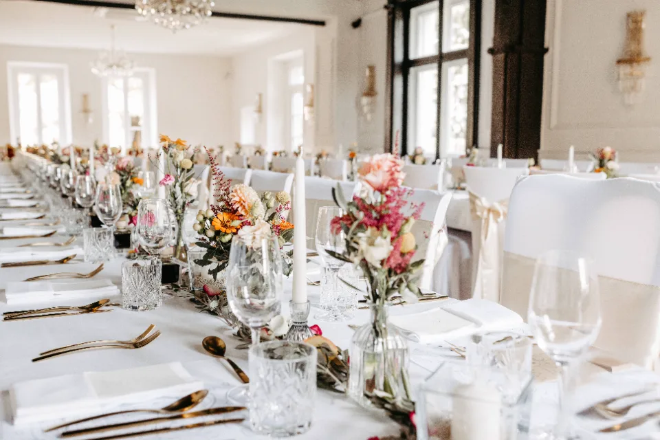 blumen- und farbdetail bei einer hochwertigen Hochzeit
