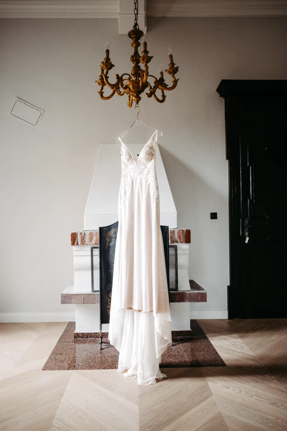 heft in den händen eines gastes bei einer hochwertigen Hochzeit