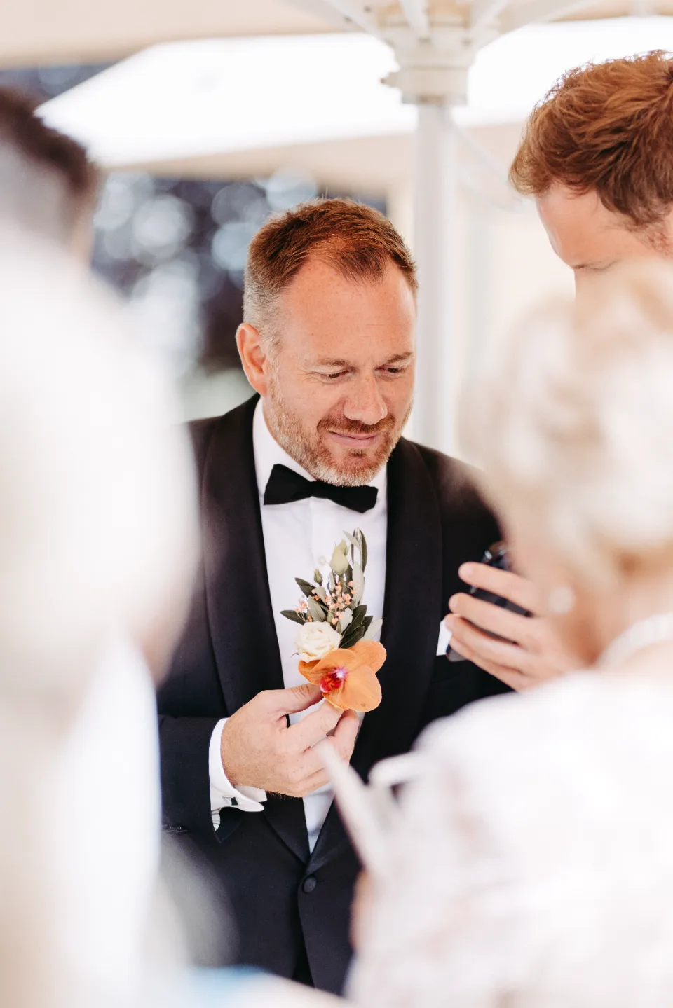 Großeltern in einem nahbaren Familienmoment bei einer Hochzeit